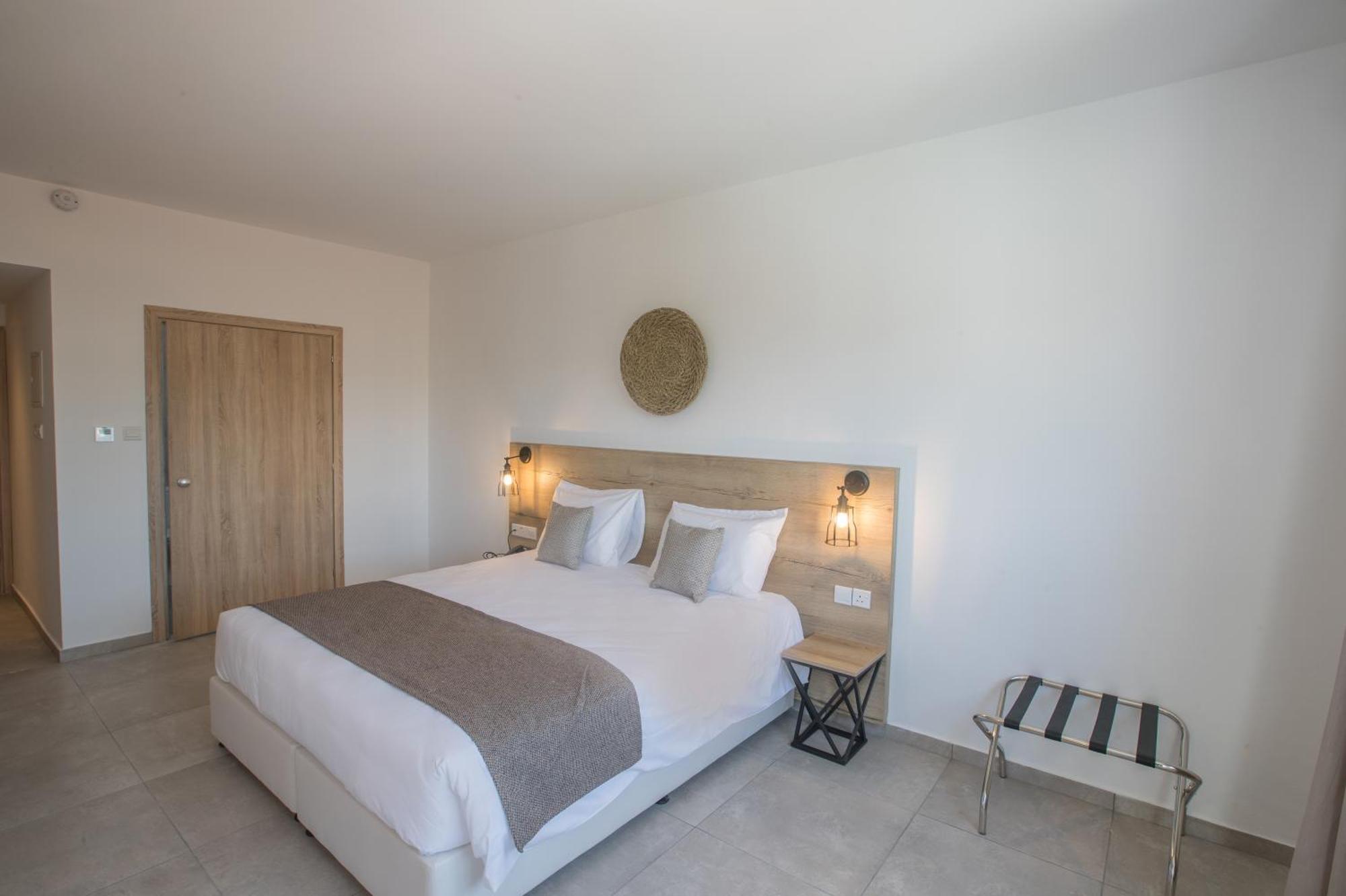 Family Room with Garden View,1248556906:JPEG