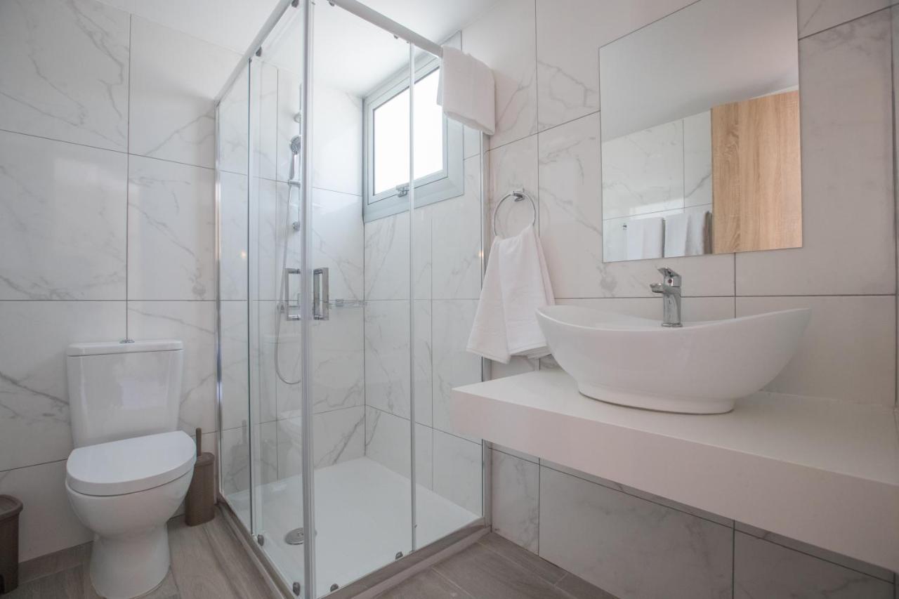 Swim-Up Bungalow,1586920321:JPEG