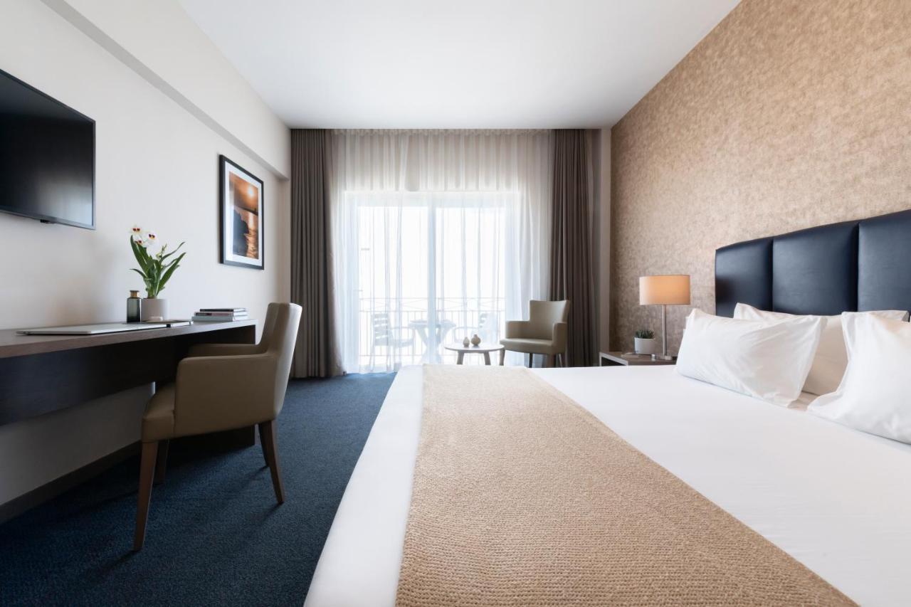 Superior Double or Twin Room Lateral Sea View