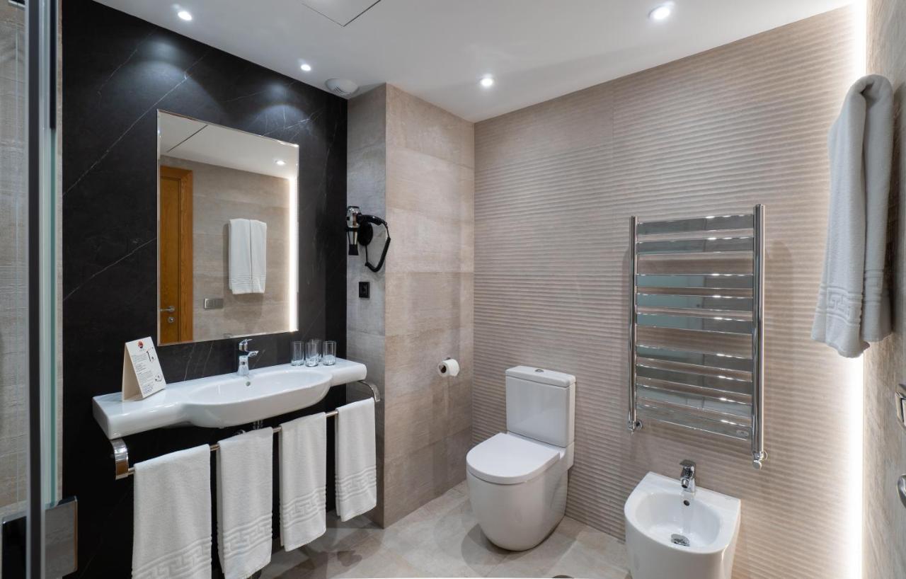 One-Bedroom Apartment partial sea views