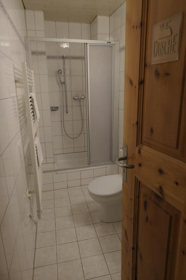 Tvåbäddsrum med delat badrum