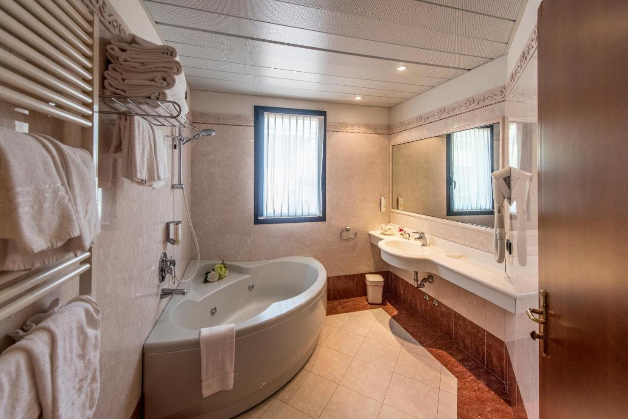 Suite with Lake View,1651726894:JPEG