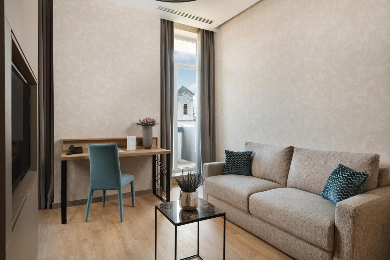 Executive Double Room with Street View,1011364549:JPEG