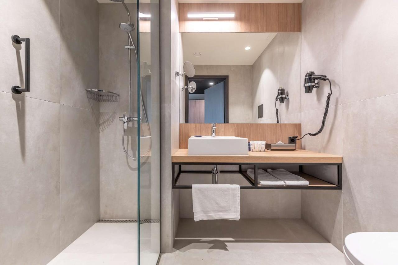 Standard Twin Room with Street View - Non-Smoking,1094540106:JPEG