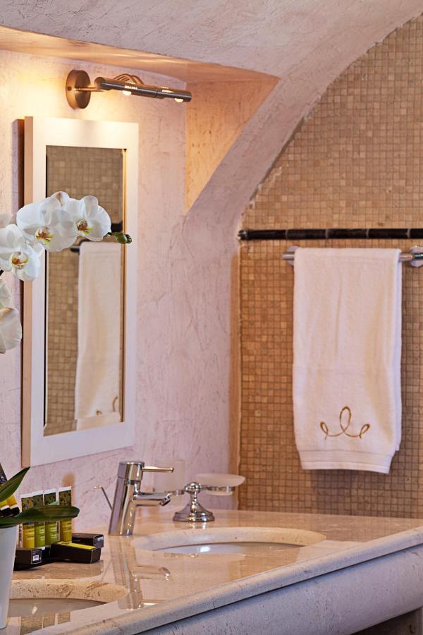 Honeymoon Suite with Private heated Pool and Caldera View