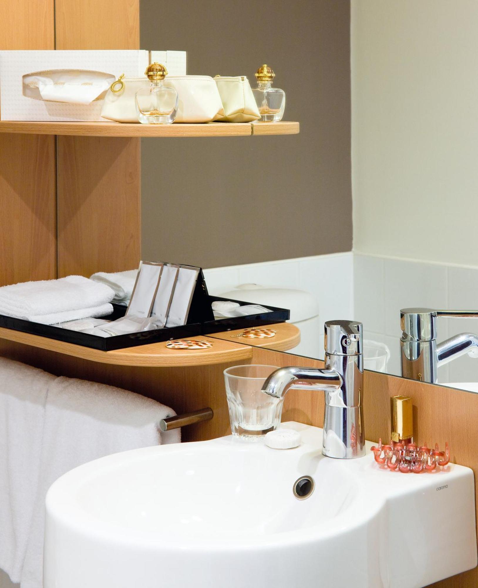 Superior Room, 2 Single Beds, City Skyline