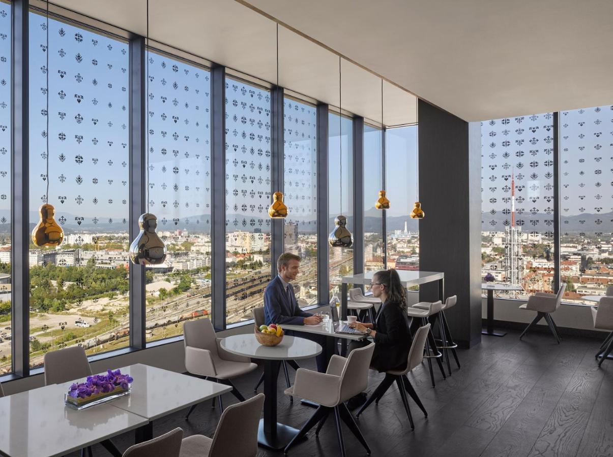 1 King Bed Premium Lounge Access