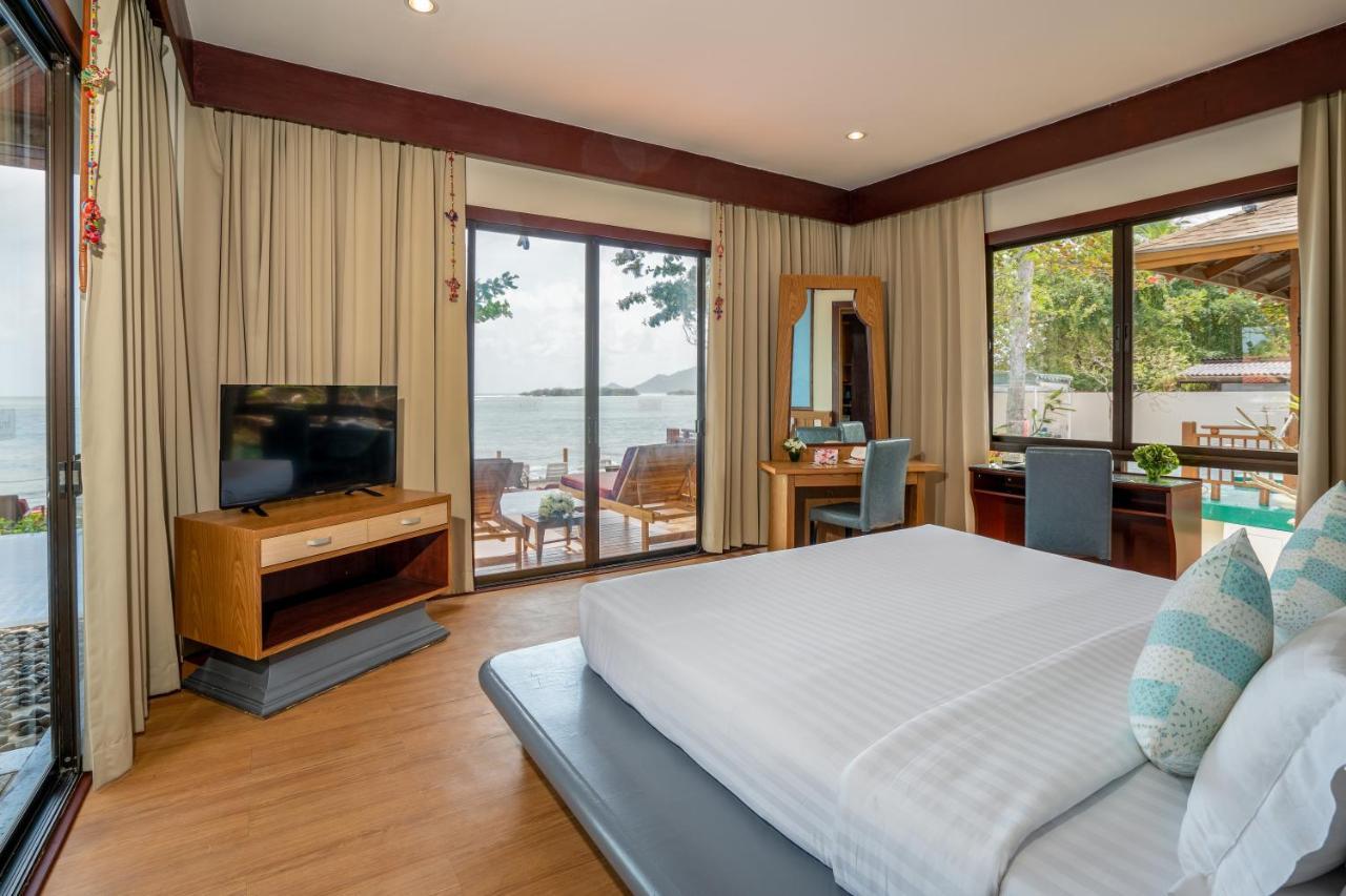 Villa med privat pool och havsutsikt