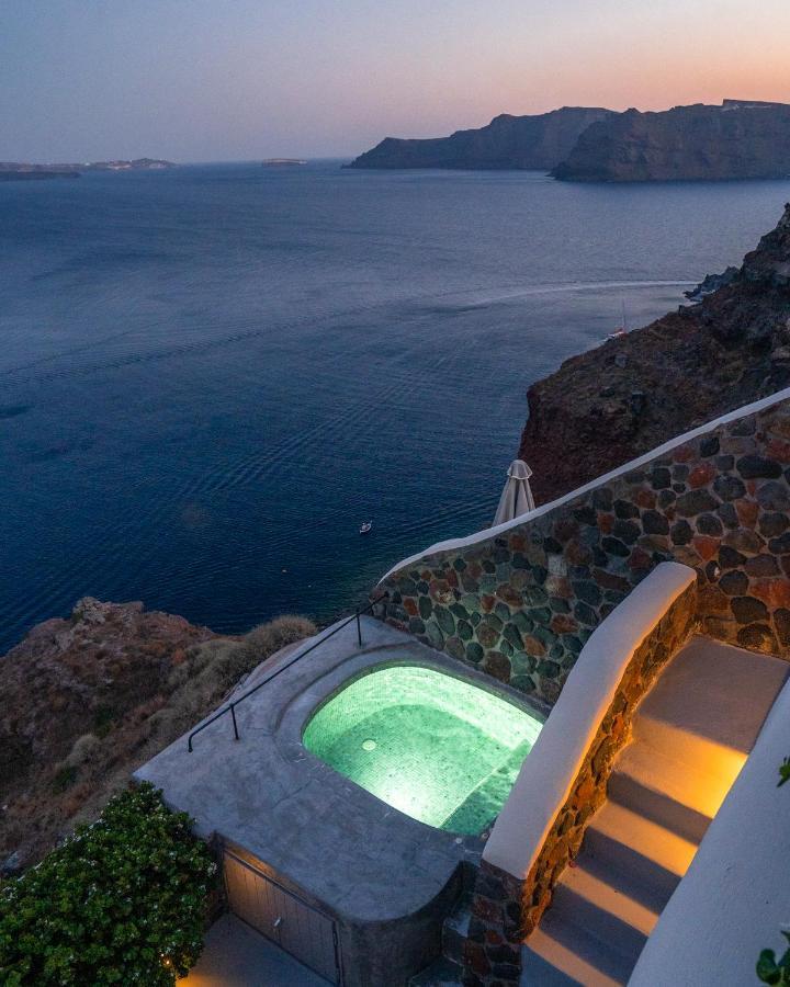 Althaea Honeymoon Cave Suite with Caldera View & Hot Tub