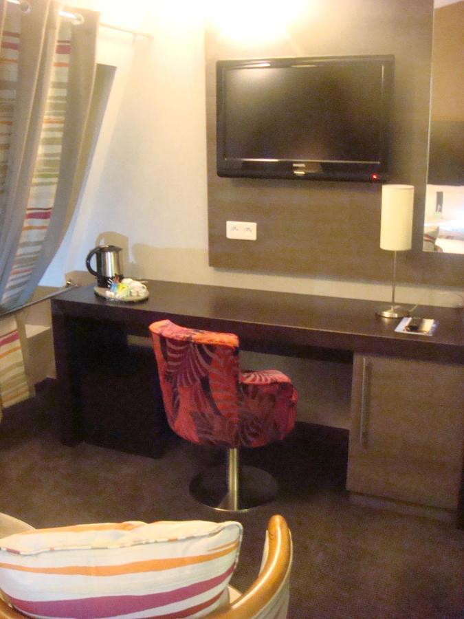 Two-Bedroom Queen Suite with Two Single Beds