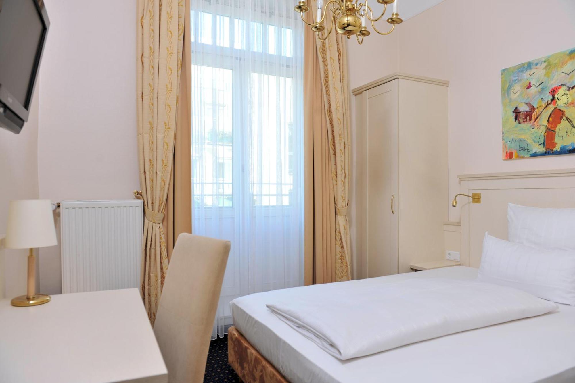 Standard Room Queen-size Bed