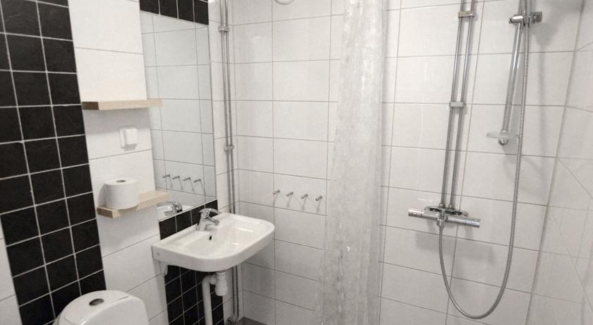 Studio (3 Adults),323767930:JPEG