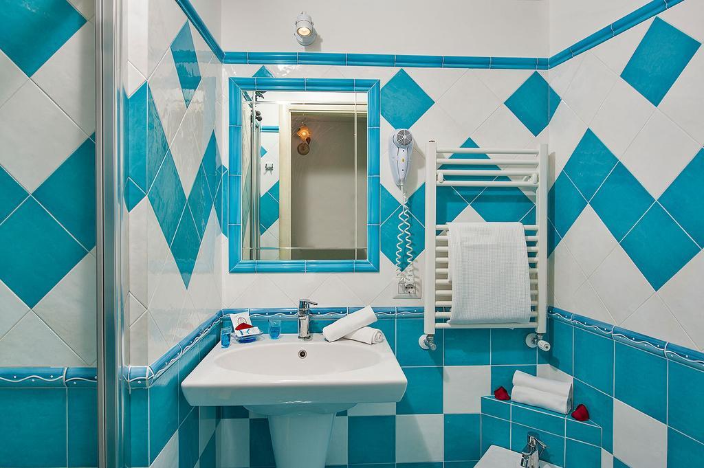 Double Room with Balcony and Sea View,107353728:JPEG