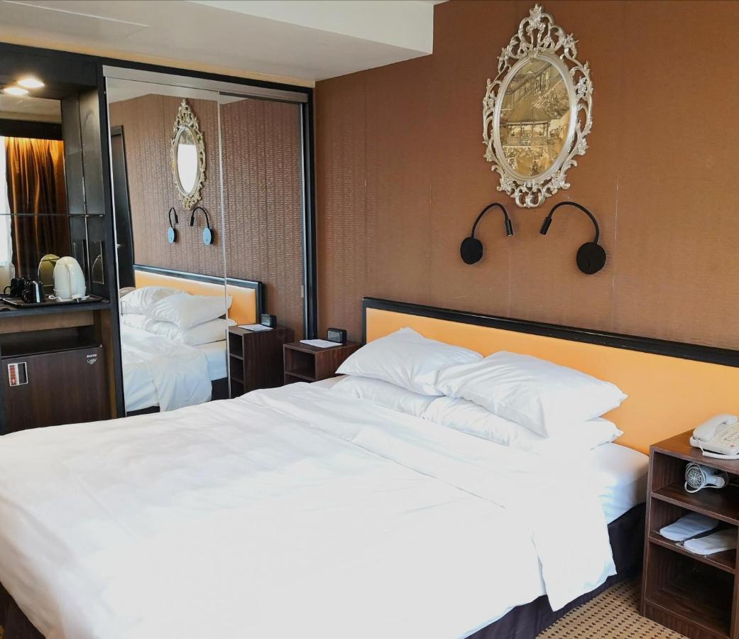 Deluxe Queen or Twin Room Garden View