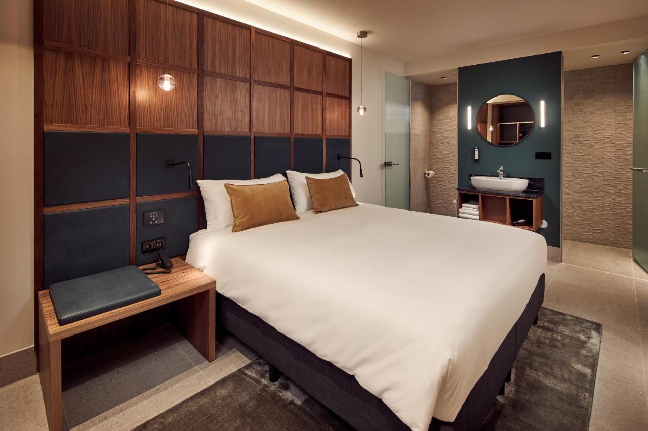 Queen Room without Window