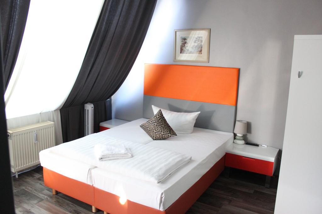 Single Room,109337886:JPEG