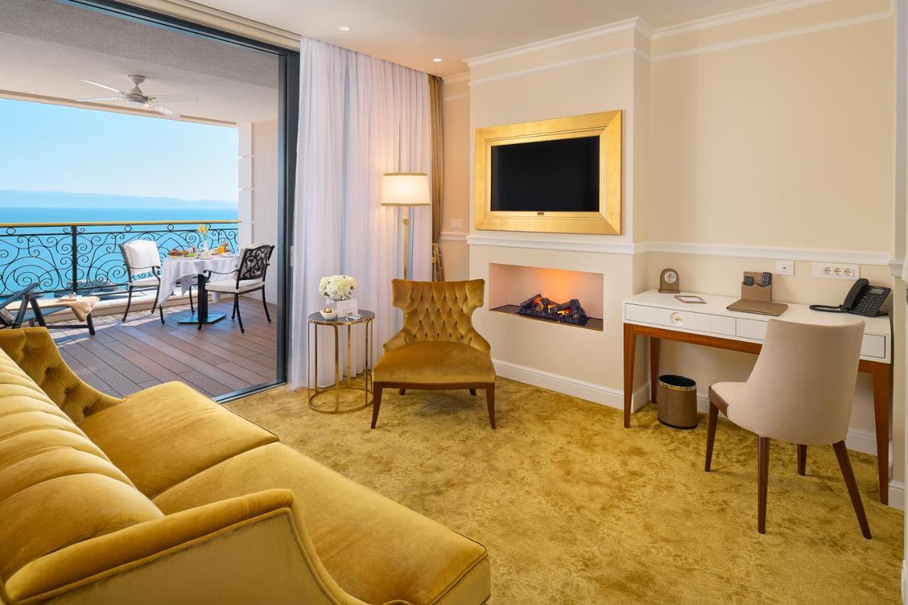 Luxury Suite Sea Front Outdoor Jacuzzi