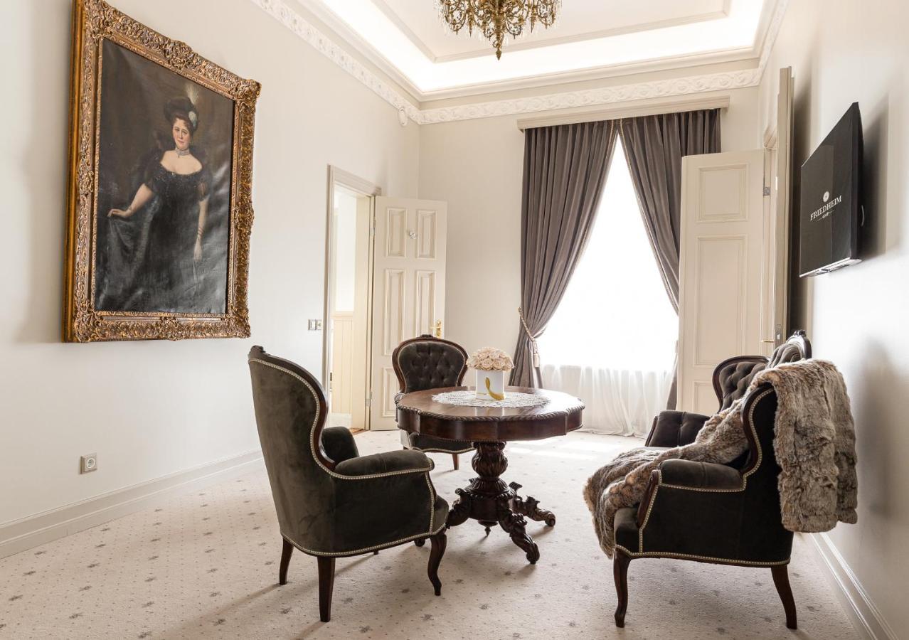 Deluxe King Suite