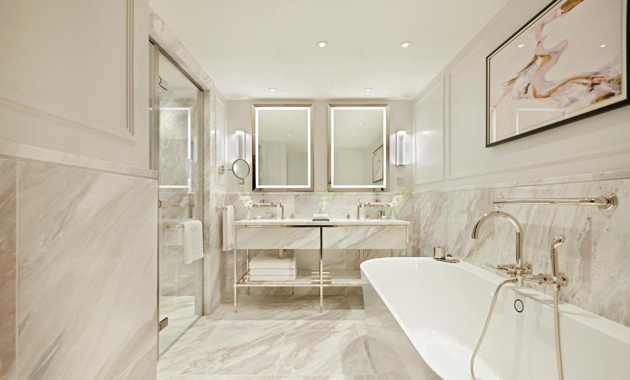 Junior Suite City View exclusive access to Cadogan private gardens