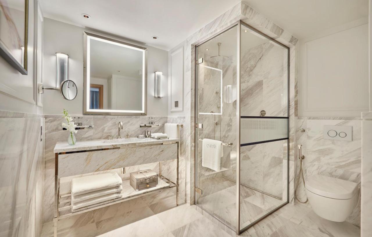 Deluxe Balcony Garden Suite exclusive access to Cadogan private gardens