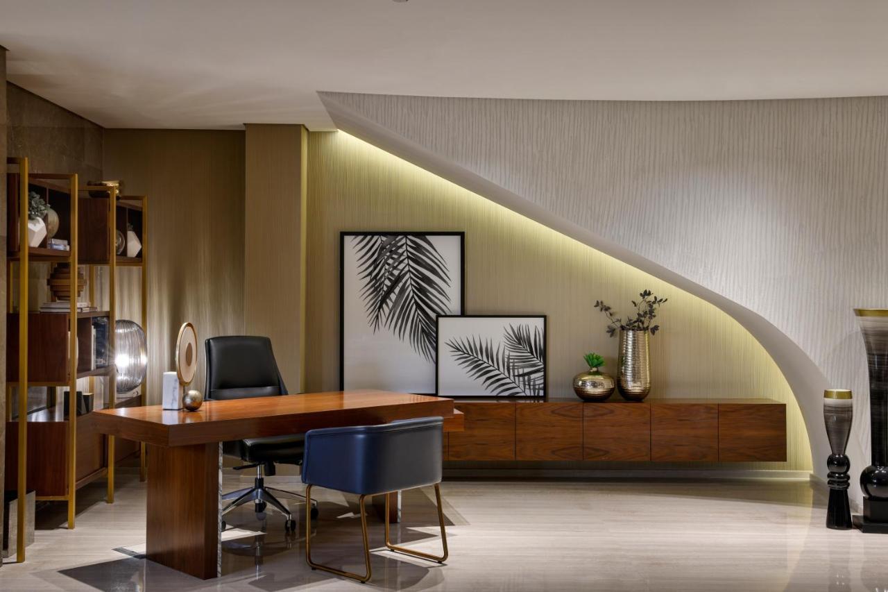 Royal Suite Executive Lounge Access Afternoon Tea Happy Hour 1 King Garden View