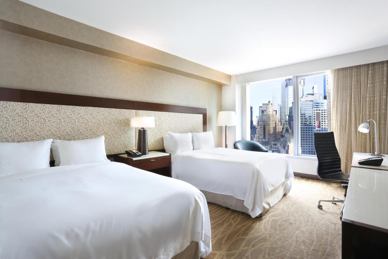 Dobbeltrom Premium med 2 dobbeltsenger og utsikt over Midtown