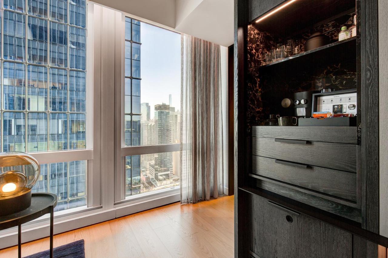 Deluxe City View One Bedroom Corner Suite 1 King Bed