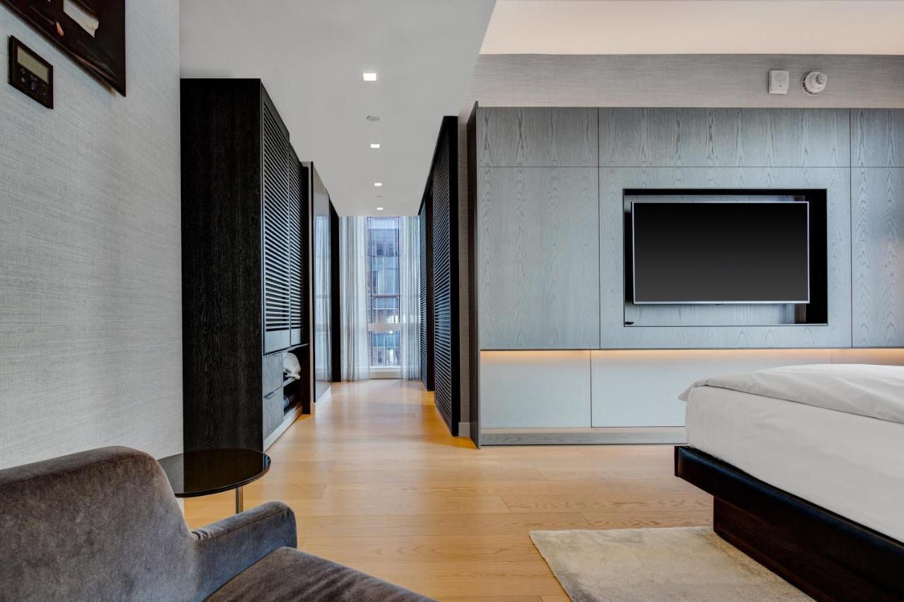 Deluxe City View One Bedroom Corner Suite 1 King Bed