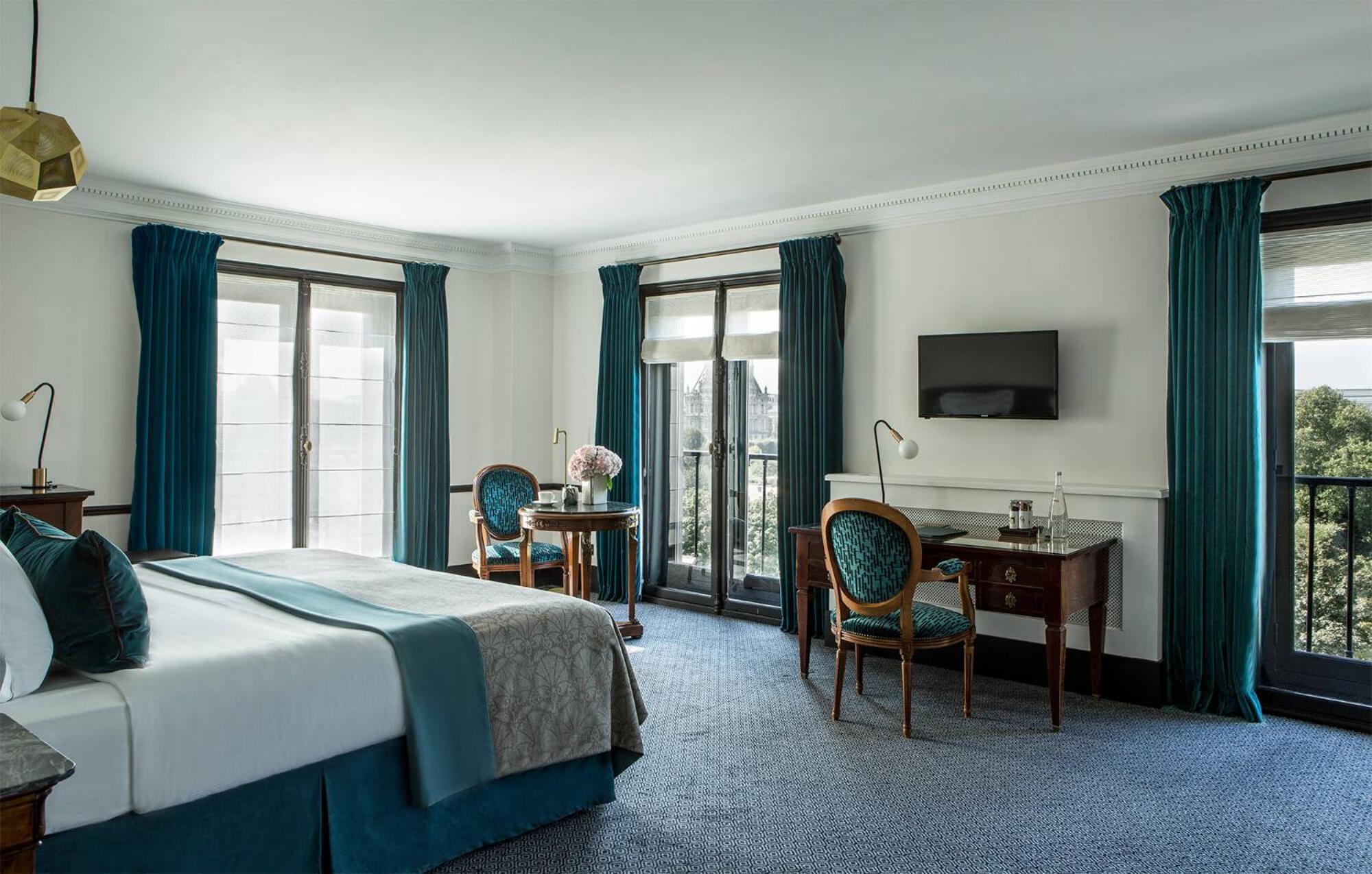 Suite Louvre Paris view