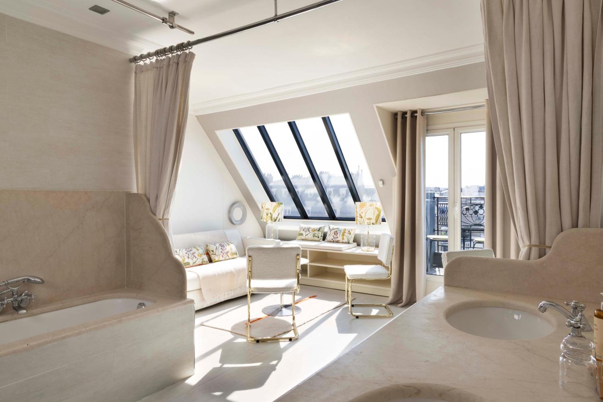 Suite Balcony Eiffel Tower view