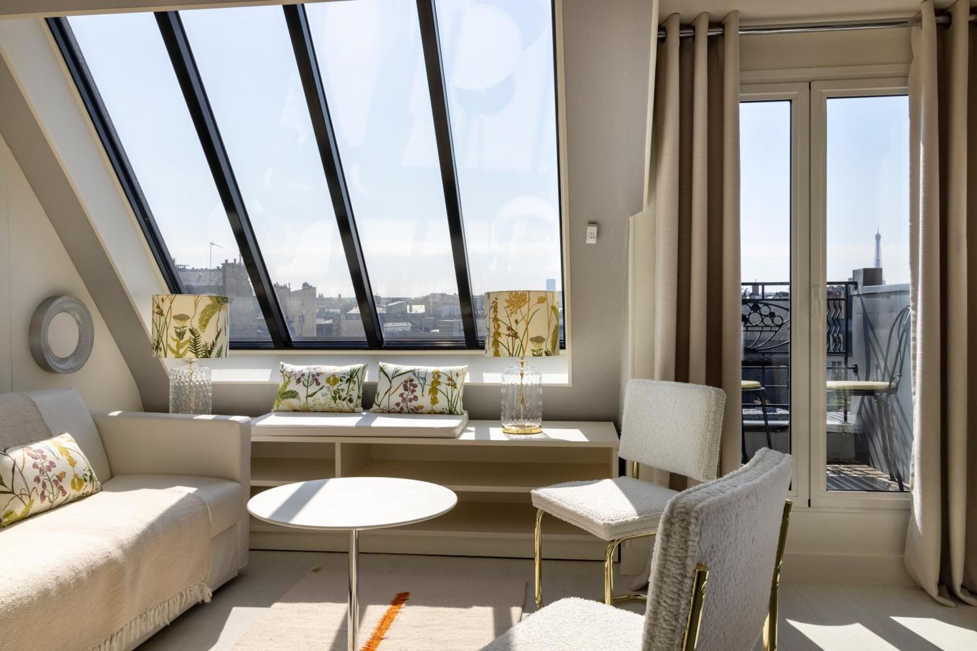 Suite Balcony Eiffel Tower view