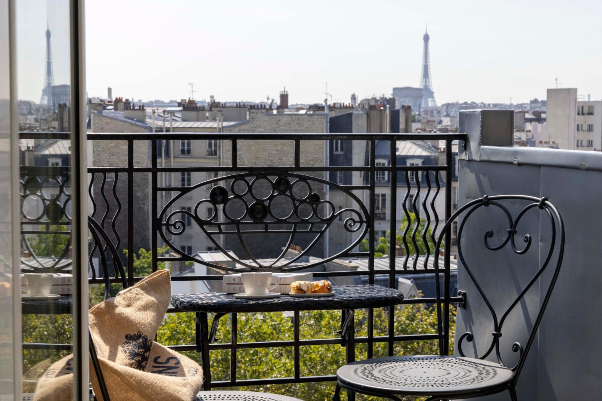 Suite Balcony Eiffel Tower view