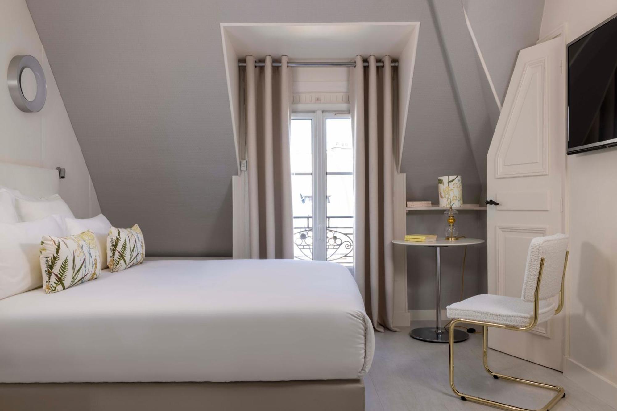 Suite Balcony Eiffel Tower view