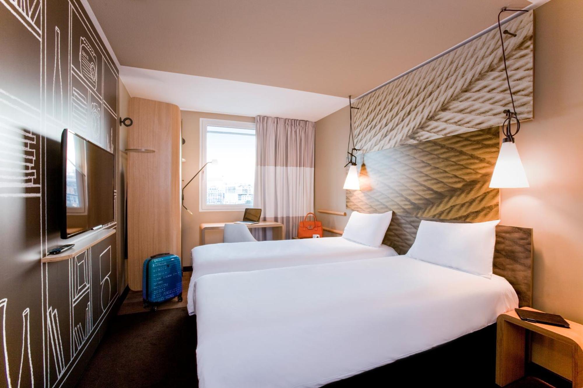 Standard Room with One Double Bed and One Single Bed,1498978852:JPEG
