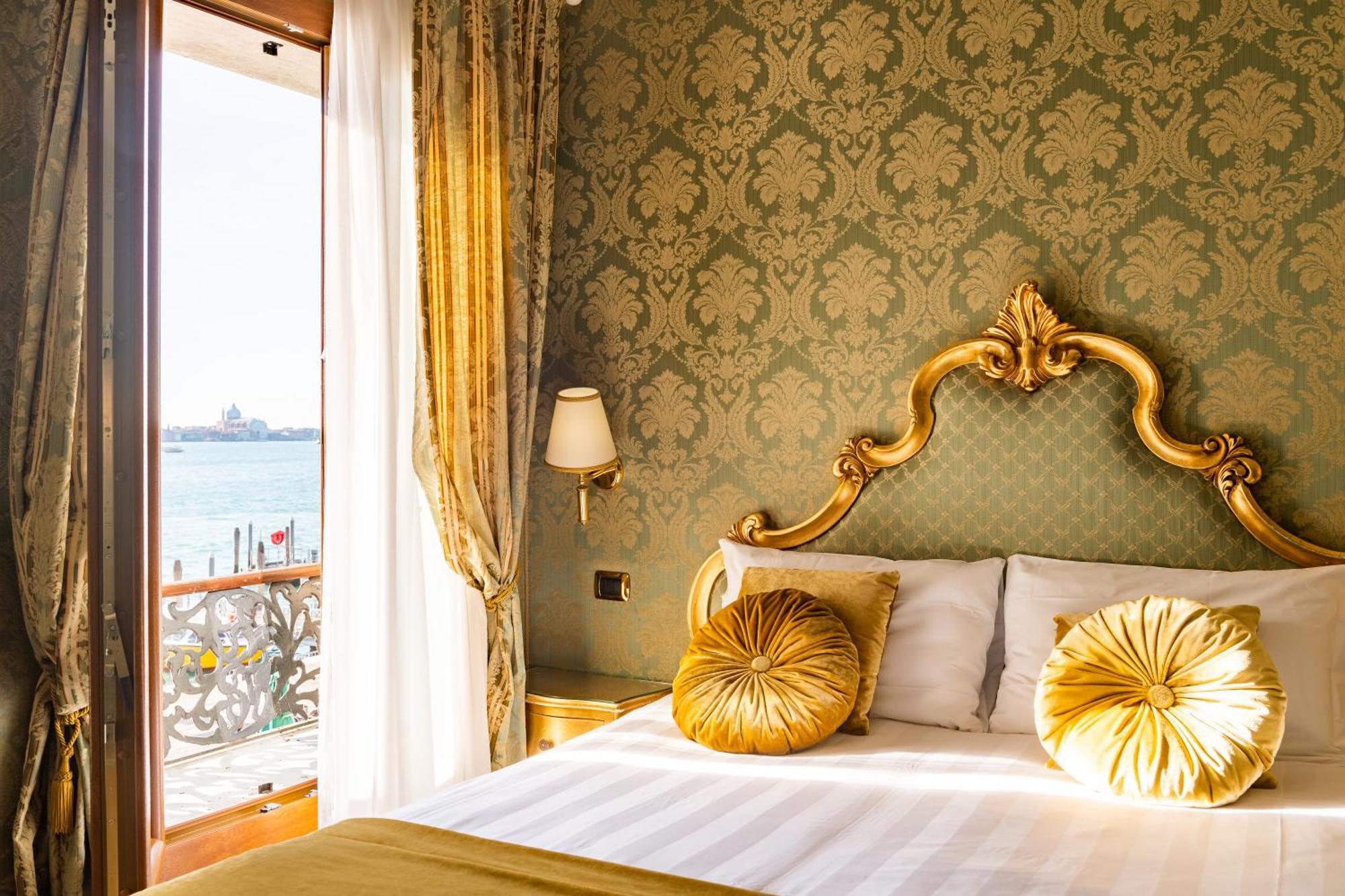 Superior Double Room Canal View