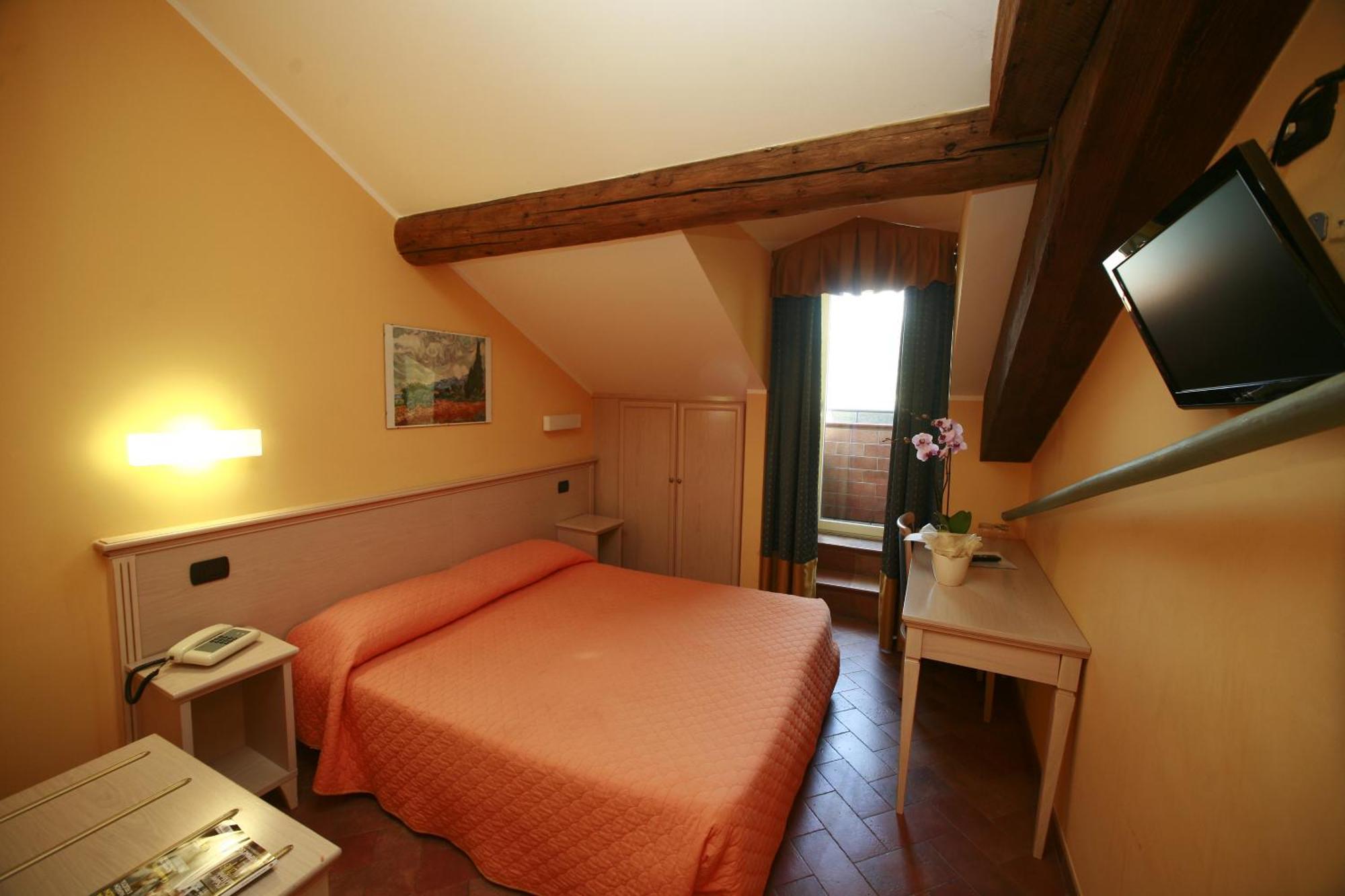 Economy Double or Twin Room,61856641:JPEG