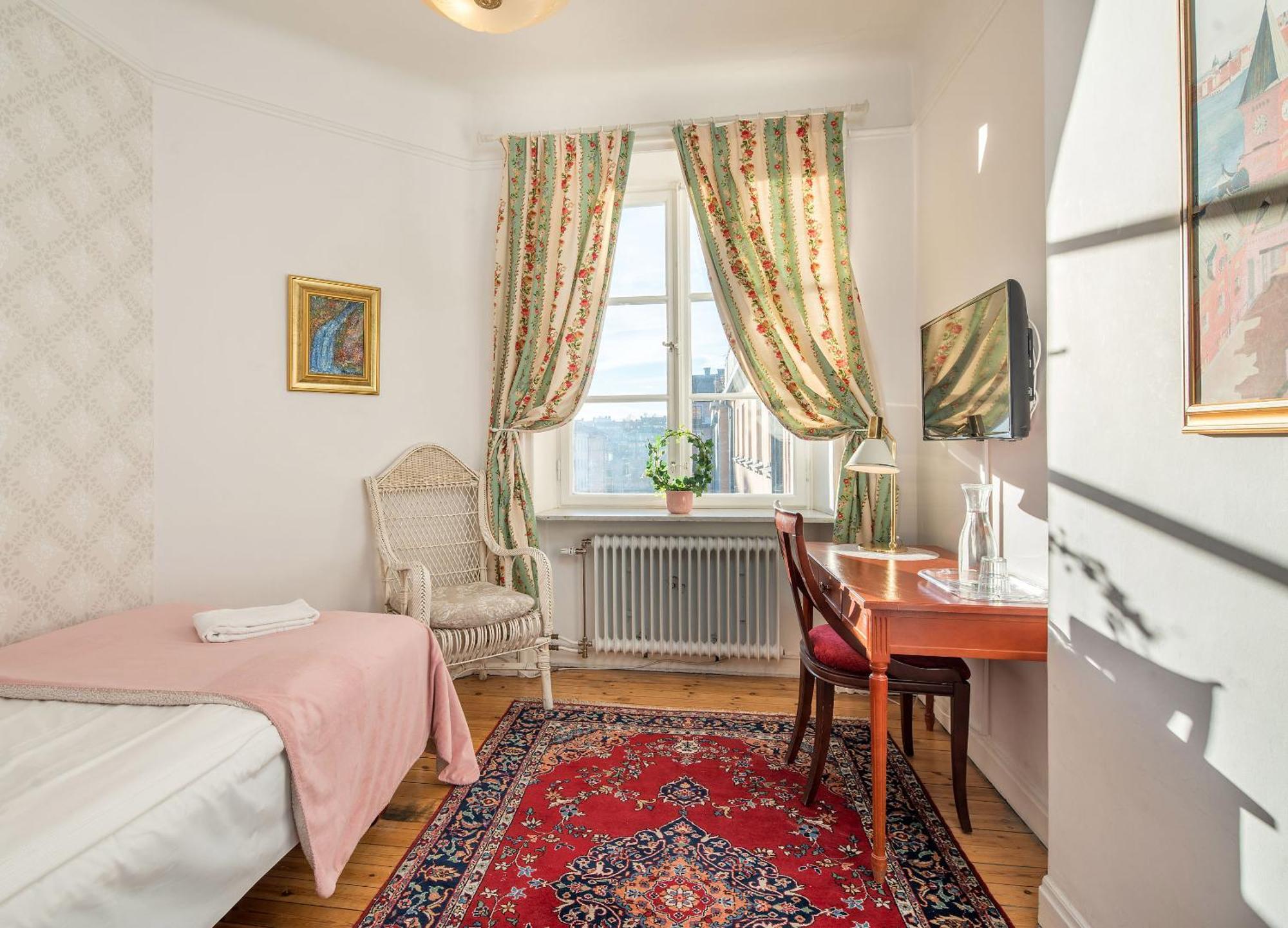 Single Room with Shared Bathroom,1209917542:JPEG