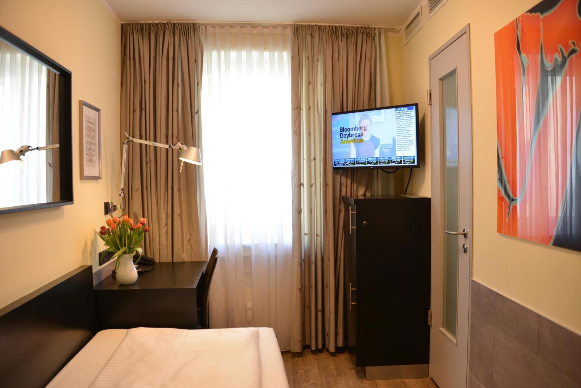 Single Room,989751172:JPEG