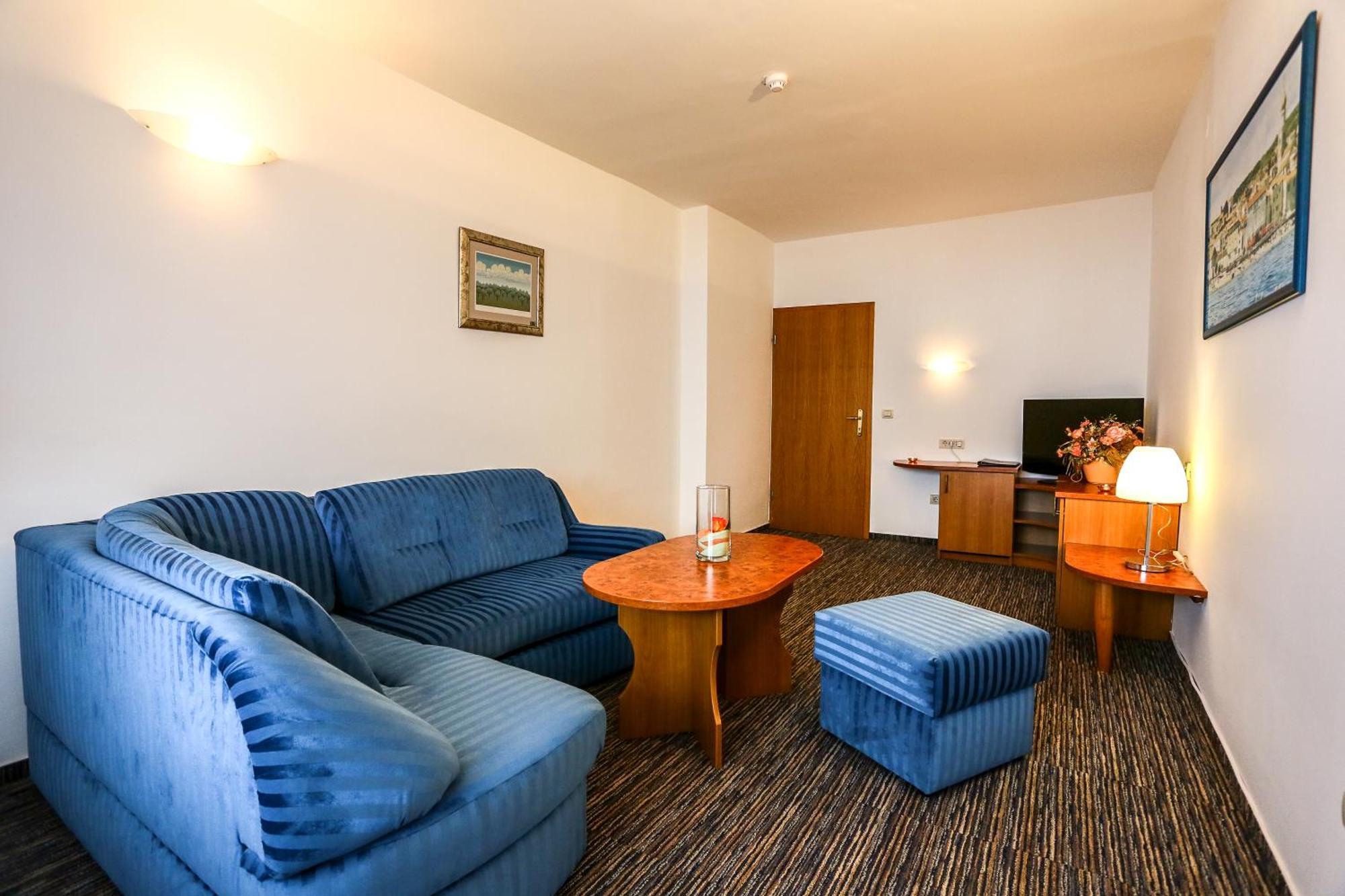 Suite with Balcony and Sea View,38059867:JPEG