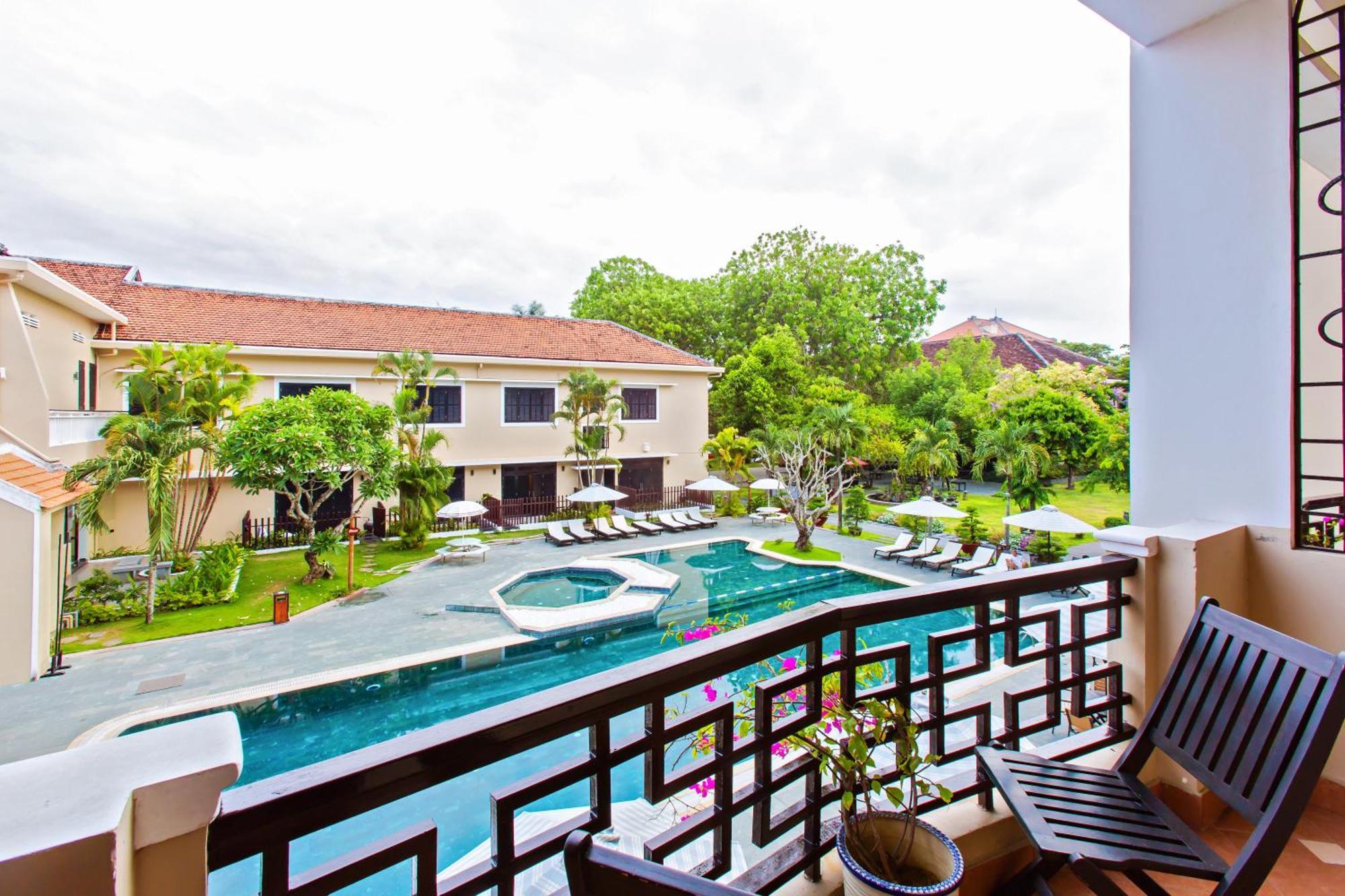 Superior with Pool/Garden/City View
