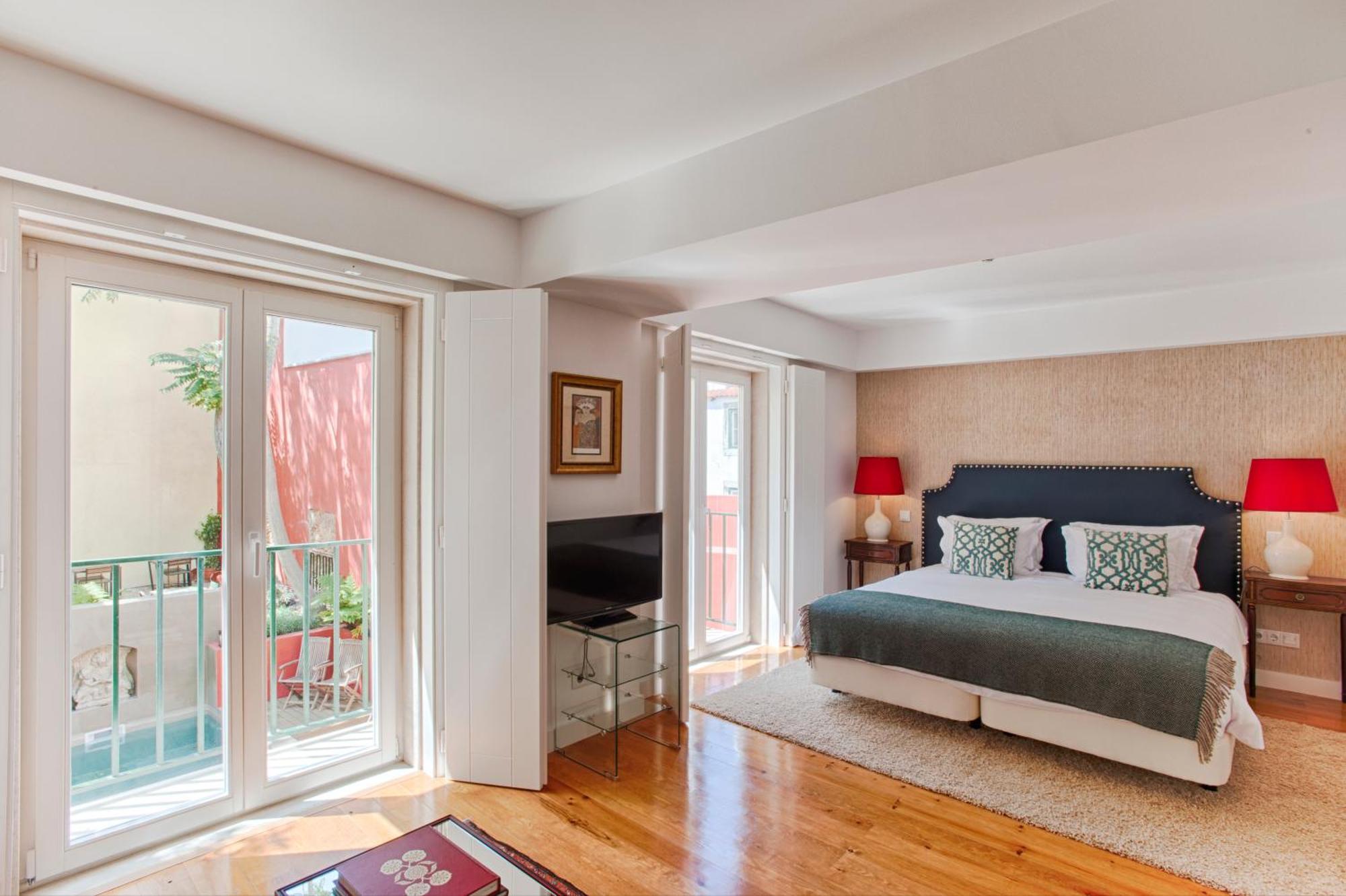 Junior Suite with Pool View,1279595557:JPEG