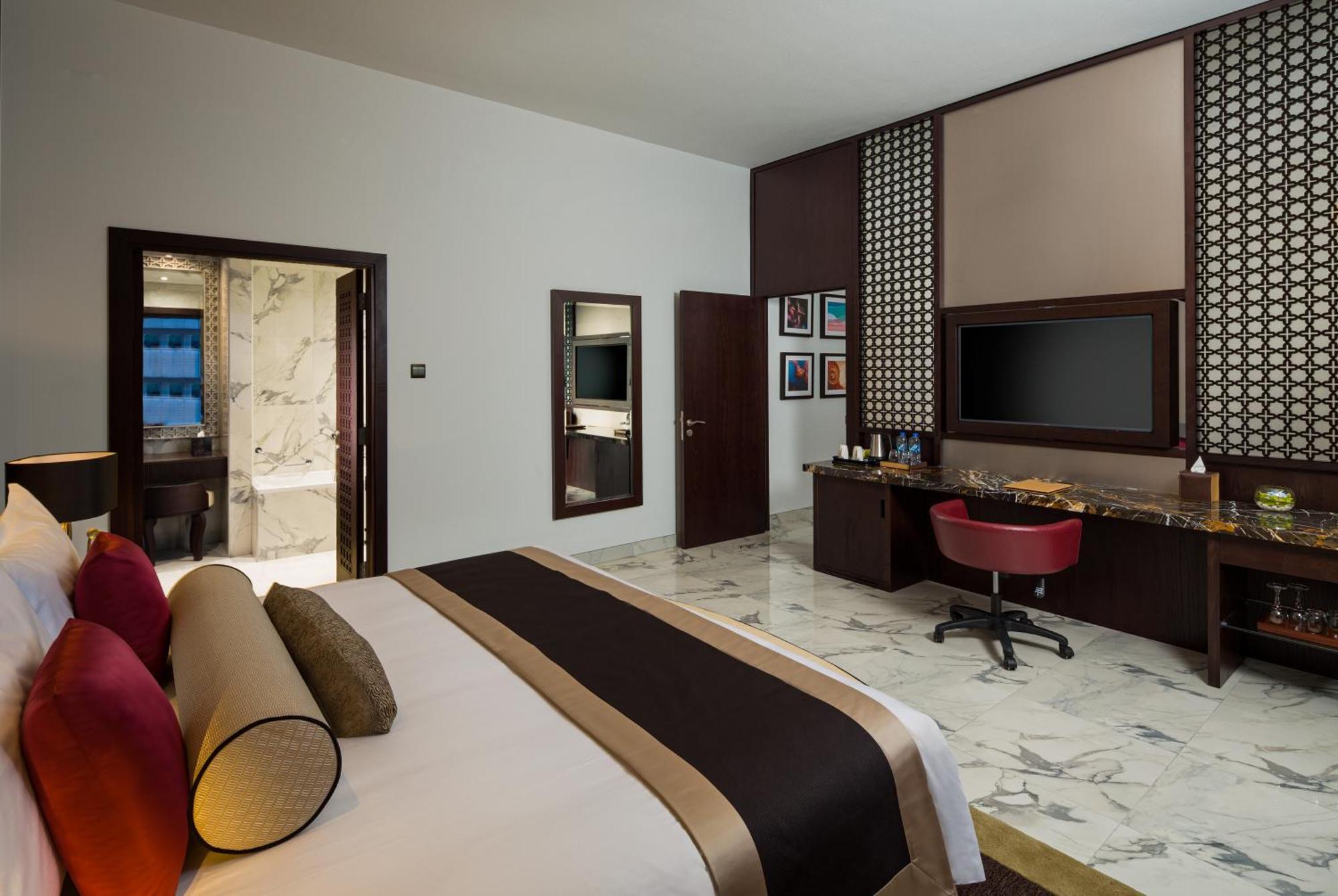 Executive Suite Balcony including Soluna Beach Club Access on Palm Jumeirah early check at 11am late check out at 4pm on Food & Beverage valid until 30th September 2026