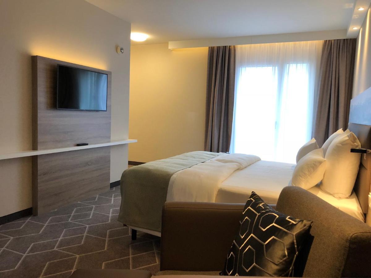 Standard Queen Room Accessible