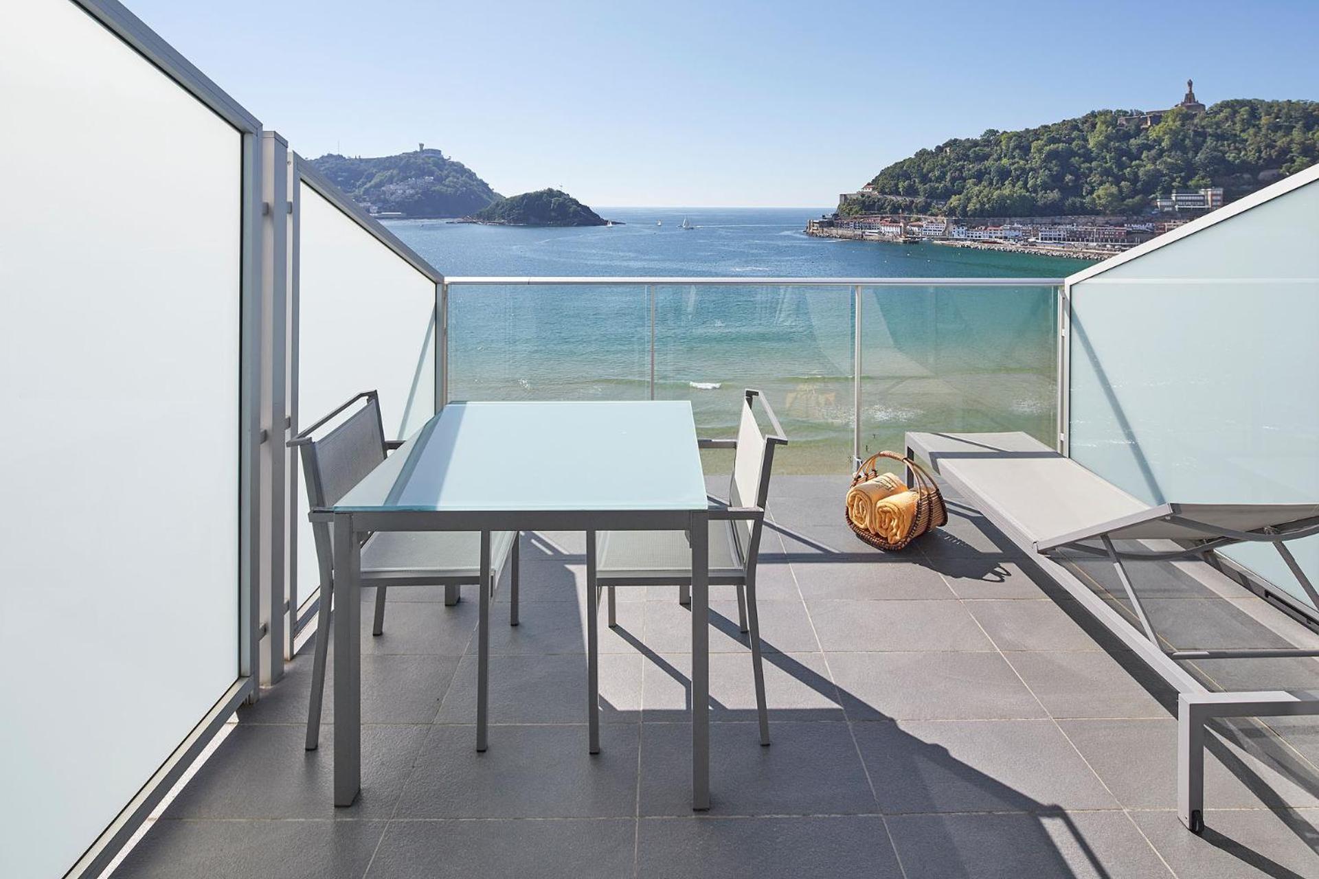 Loft med terrasse og havudsigt