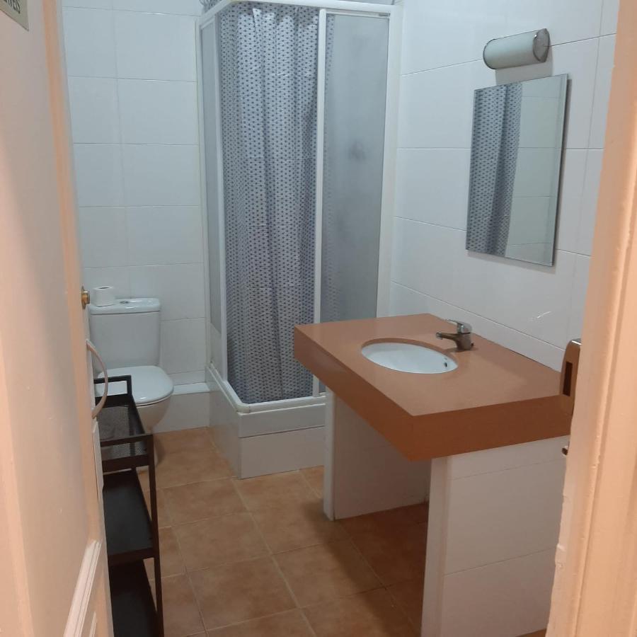 Budget Single Room with Shared Bathroom,1247001613:JPEG