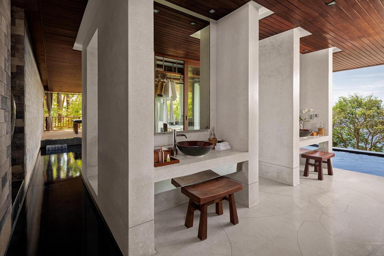 Spa Pool Suite (Open style washroom and bathroom)