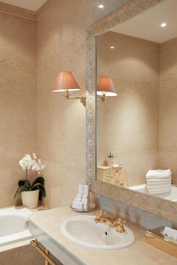 Family Room Spa access