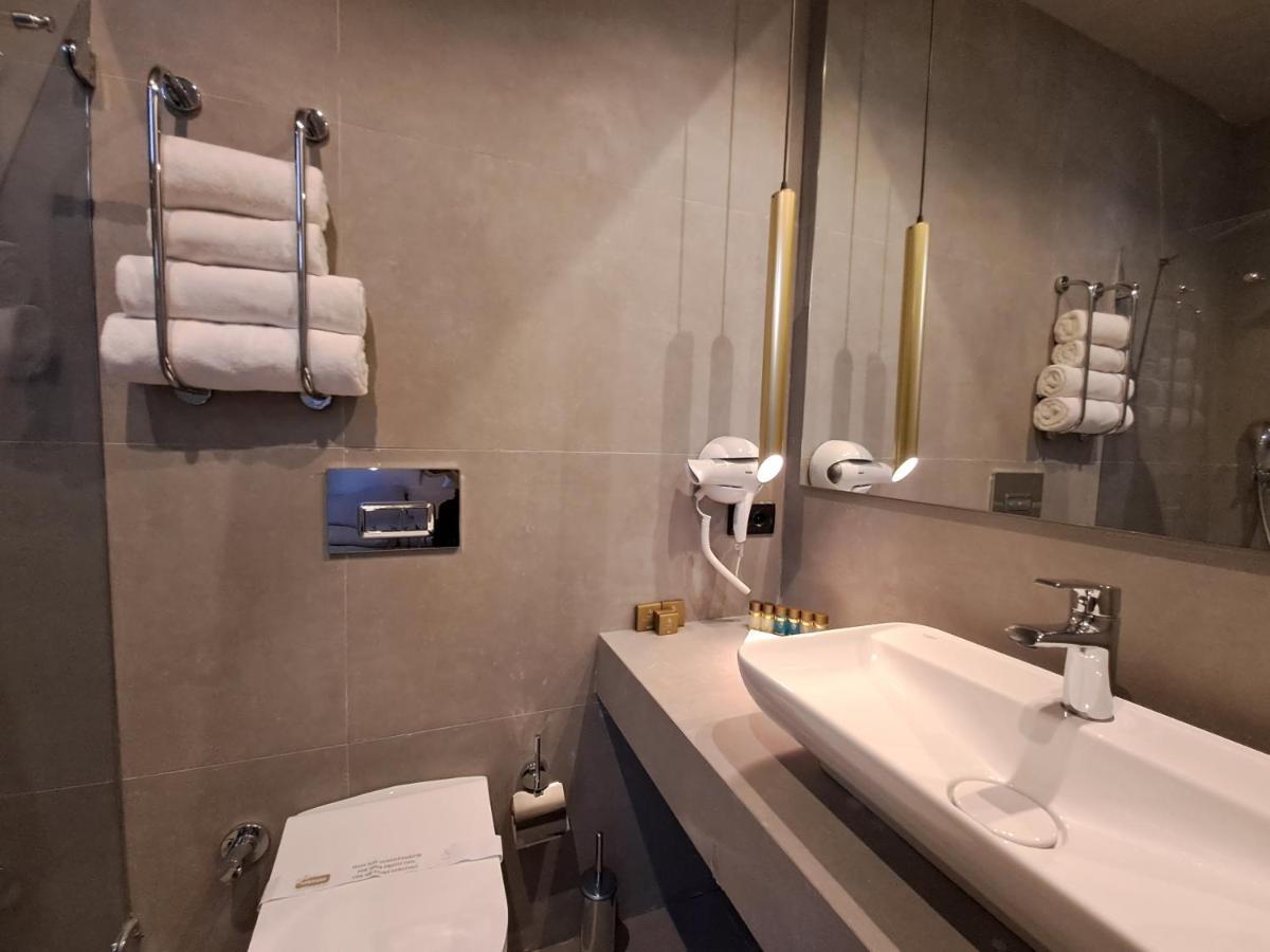 Dubbelrum med utsikt över trädgården