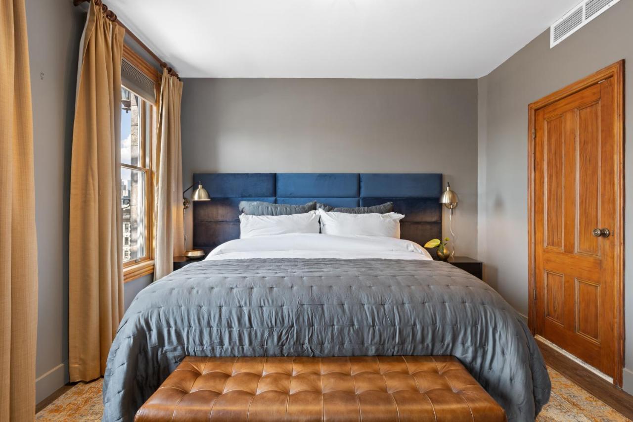 Suite med king-size-seng og balkong
