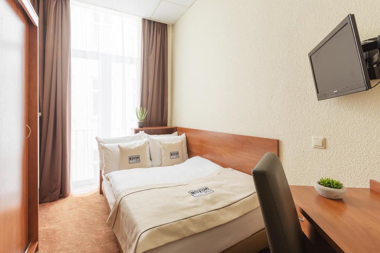 Værelse med queensize-seng og fælles badeværelse